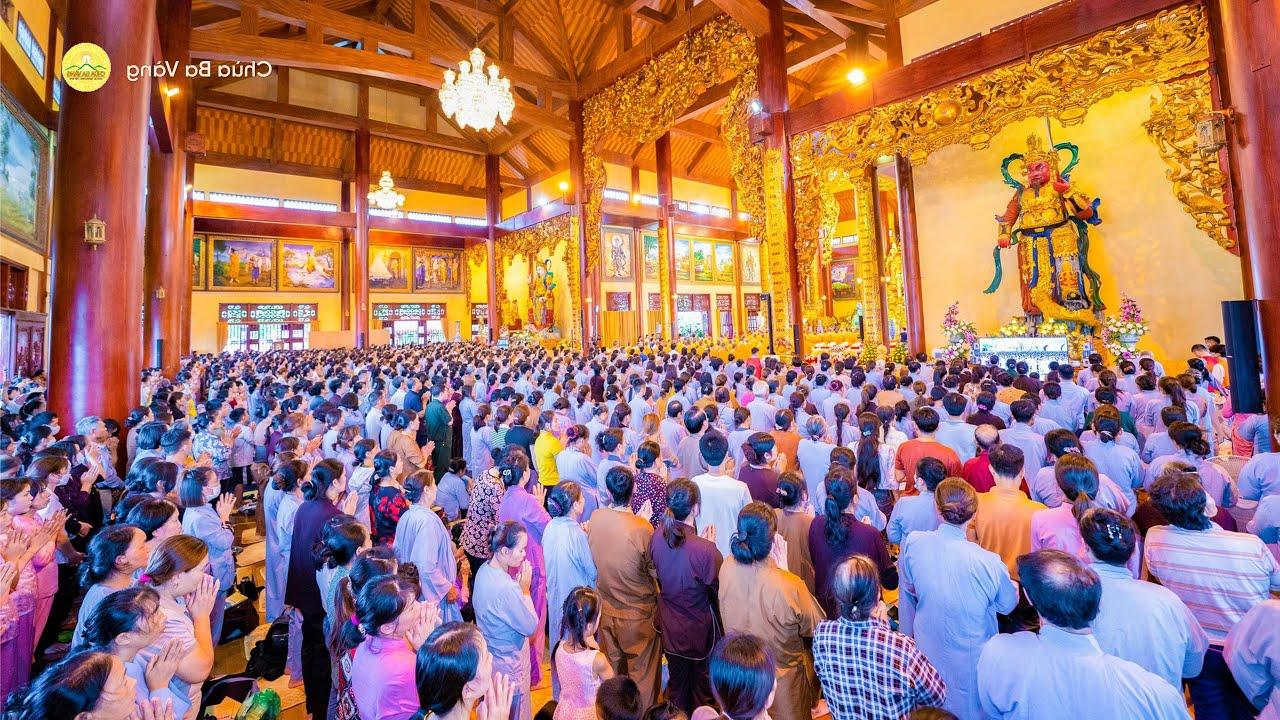 Nhân dân, Phật tử tham gia lễ cầu siêu tại chùa Ba Vàng
