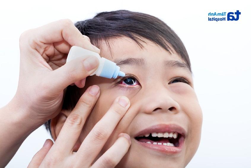 Trẻ bị đau mắt đỏ nên vệ sinh mắt sạch sẽ