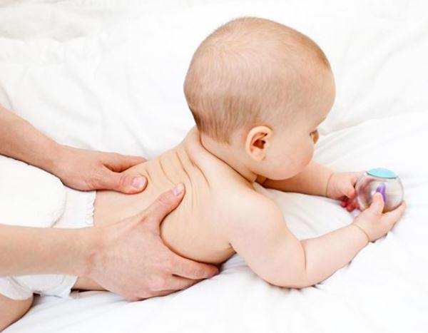 Massage lưng bé là mẹo dân gian chữa nấc cho trẻ sơ sinh nhanh, an toàn
