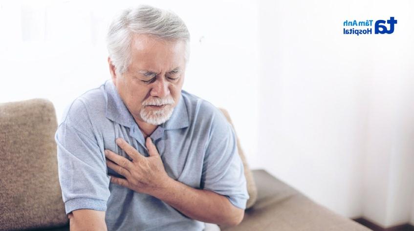 Đau ngực có thể là dấu hiệu bệnh mạch vành và các bệnh tim mạch