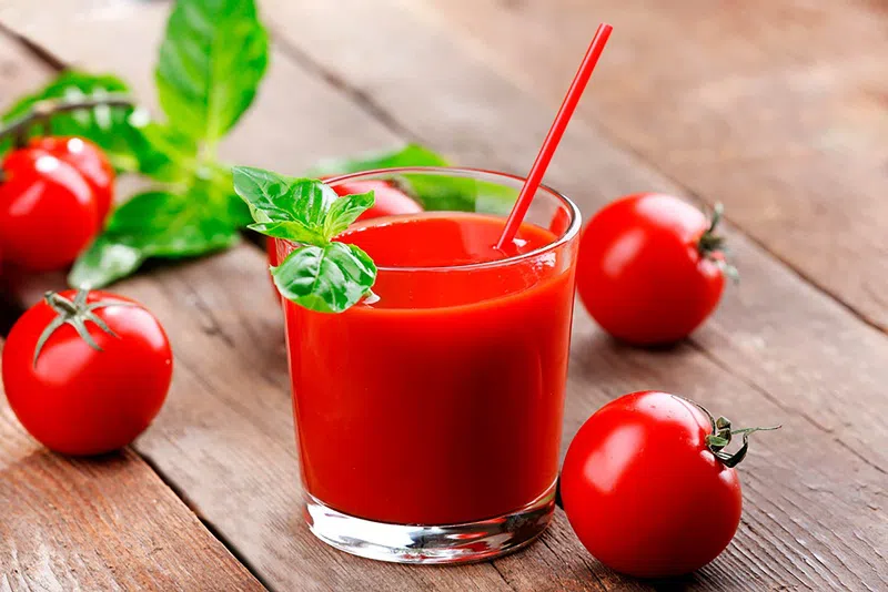 Nước ép cà chua: Khám phá 6 lợi ích bất ngờ cho sức khỏe và làn da của bạn